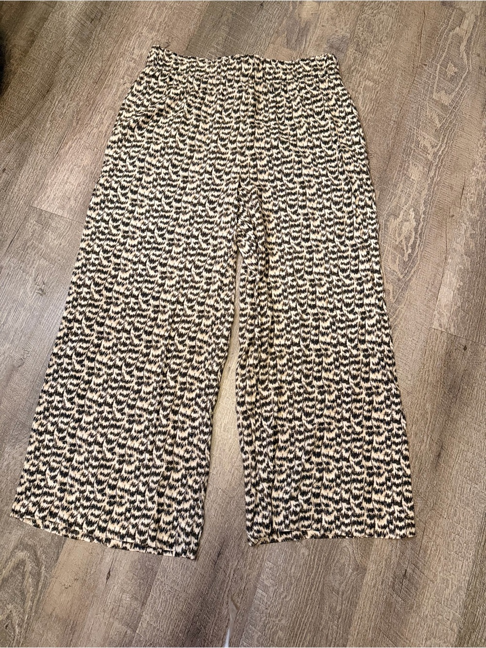 Pleated Wide-Leg Pants in Black and Cream